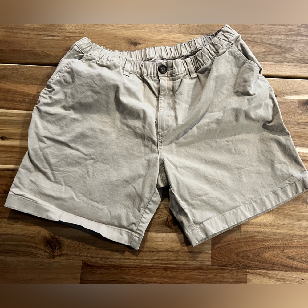 Chubbies 7” khaki shorts